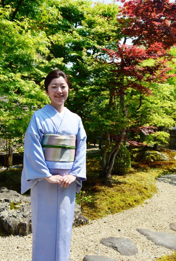 源鳳院の庭を案内する女将・加藤由紀子さん