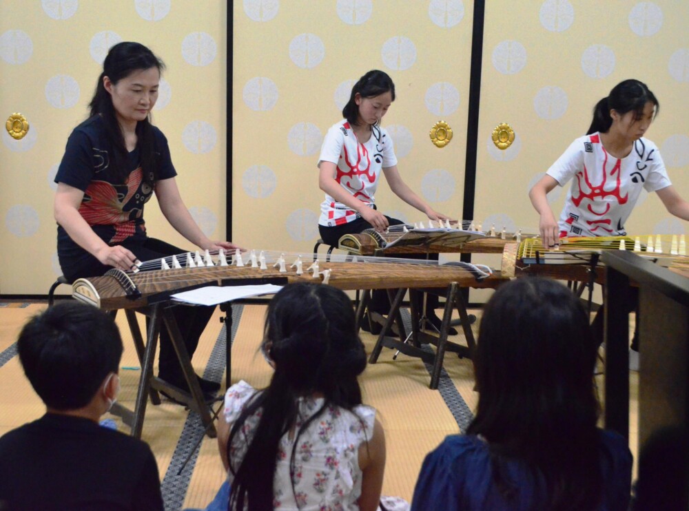「三好晃子のお琴・地唄三味線教室」による琴の演奏イベント。子どもたちが文化体験できる貴重な機会にもなっている