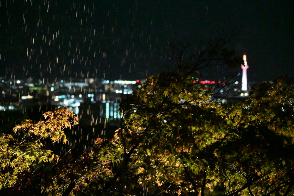 19:47　清水寺の西門付近から見た京都タワー　2022年8月16日　撮影：MKタクシー