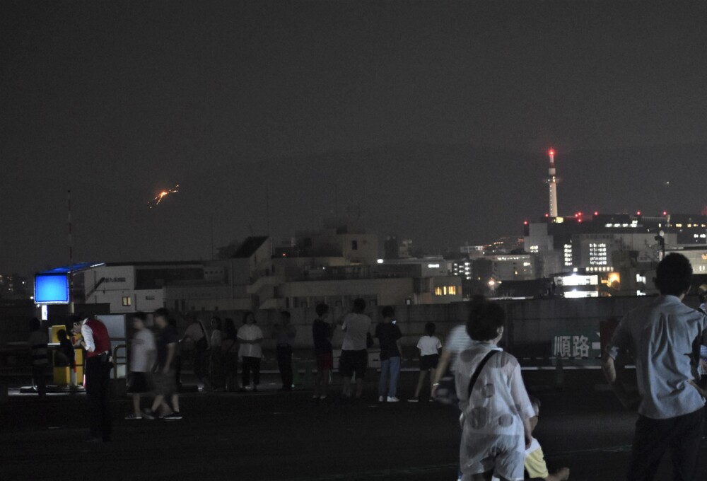 大文字と京都タワー　2019年8月16日　撮影：MKタクシー