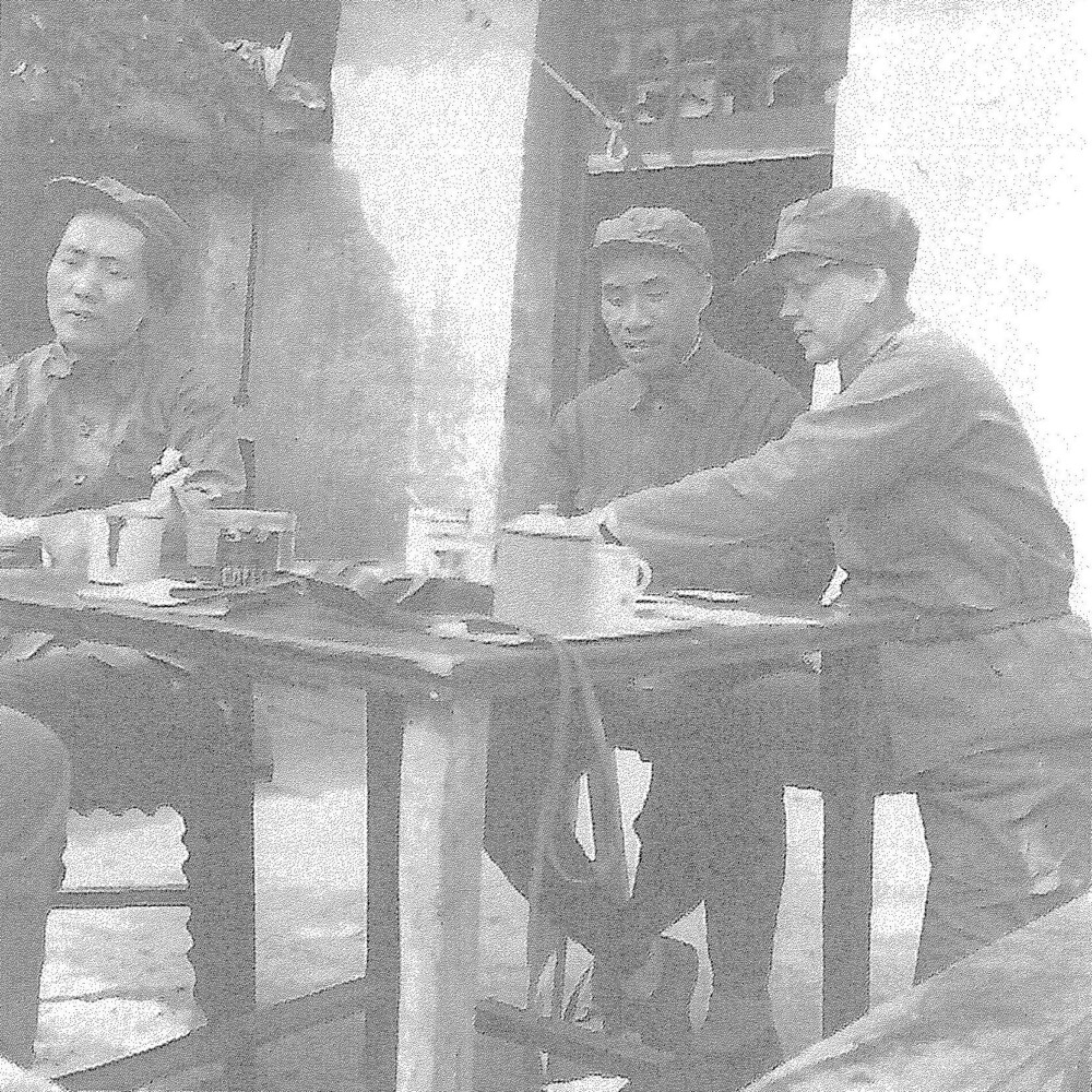 ニム・ウェールズが撮影した延安の毛沢東、朱徳、アグネス・スメドレー（『中国に賭けた青春』から）