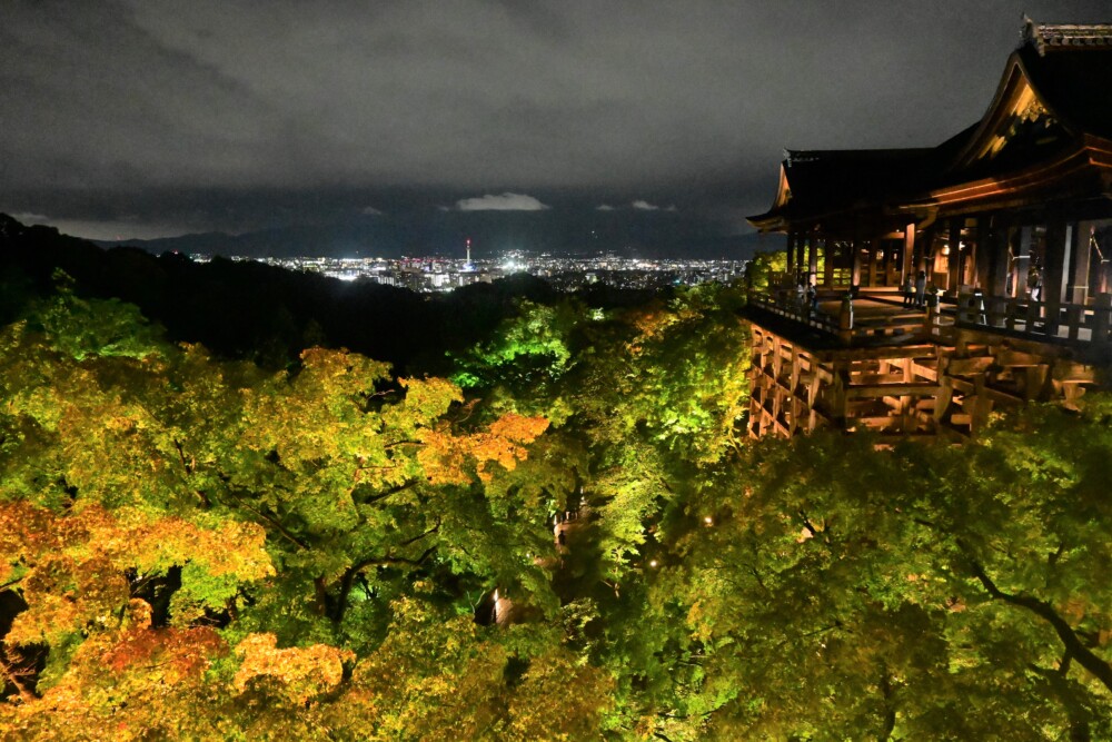 21:14　清水の舞台と京都の夜景　2022年8月16日　撮影：MKタクシー