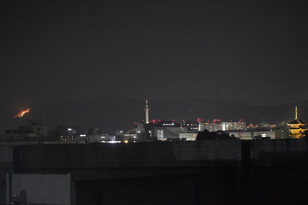 大文字と京都タワーと東寺　2019年8月16日　撮影：MKタクシー