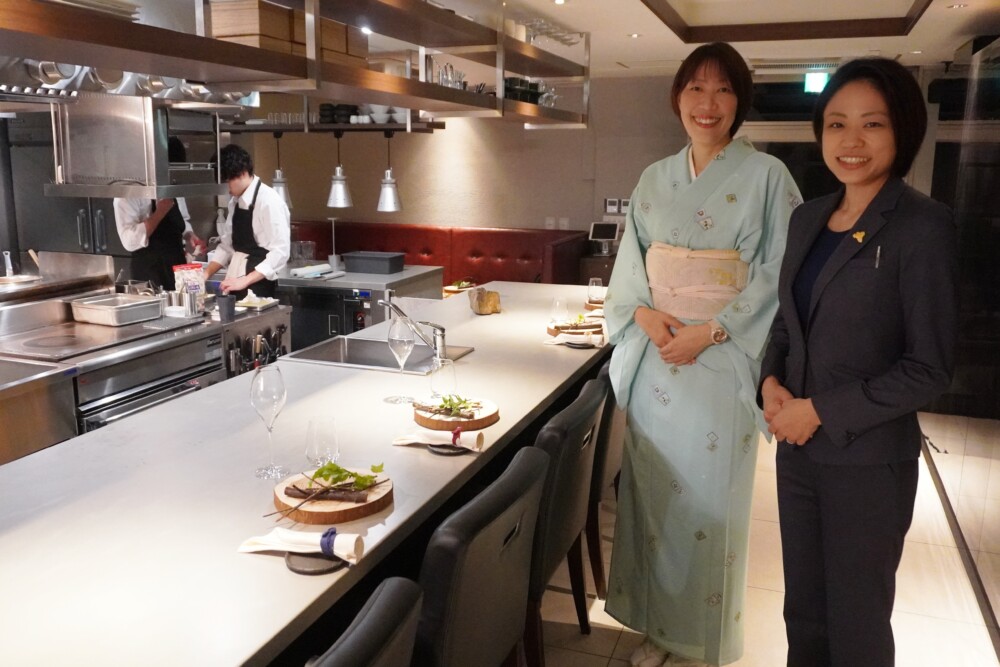 （写真左より） Restaurant ai（レストラン アイ） オーナーの澤田裕美子さん、J.S.A認定ソムリエの相川恵里さん