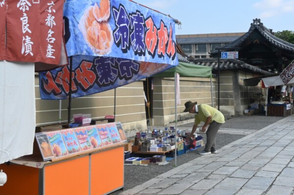 朝の東寺弘法市　2025年8月21日　撮影：MKタクシー