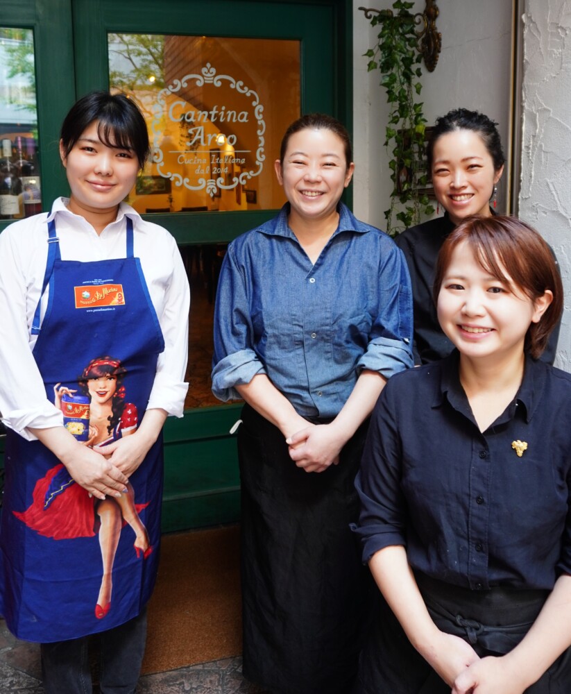 (写真左より）田邊美理さん、清水美絵さん、（右奥）梅原真美さん、（右手前）梁瀬ほのかさん