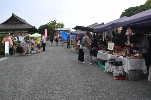朝の東寺弘法市　2025年10月21日　撮影：MKタクシー