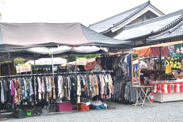 朝の東寺弘法市　2025年5月21日　撮影：MKタクシー