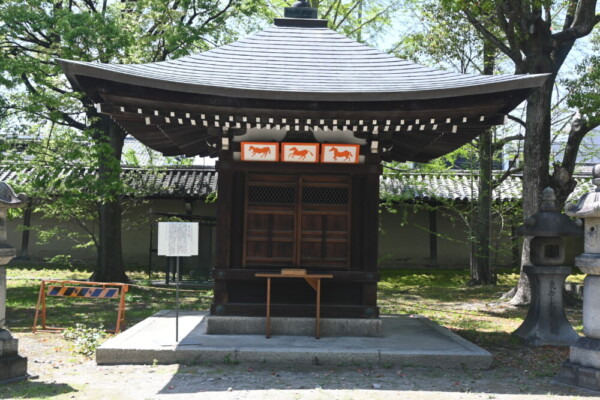東寺・灌頂院の閼伽井の絵馬　2025年4月21日　撮影：MKタクシー