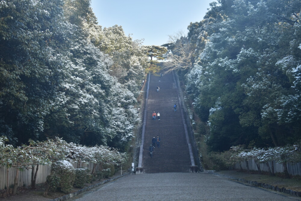 明治天皇陵の大階段　8:03　2022年1月1日　撮影：MKタクシー