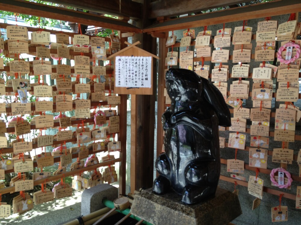 岡崎神社の子授けうさぎ　2013年4月5日　撮影：MKタクシー