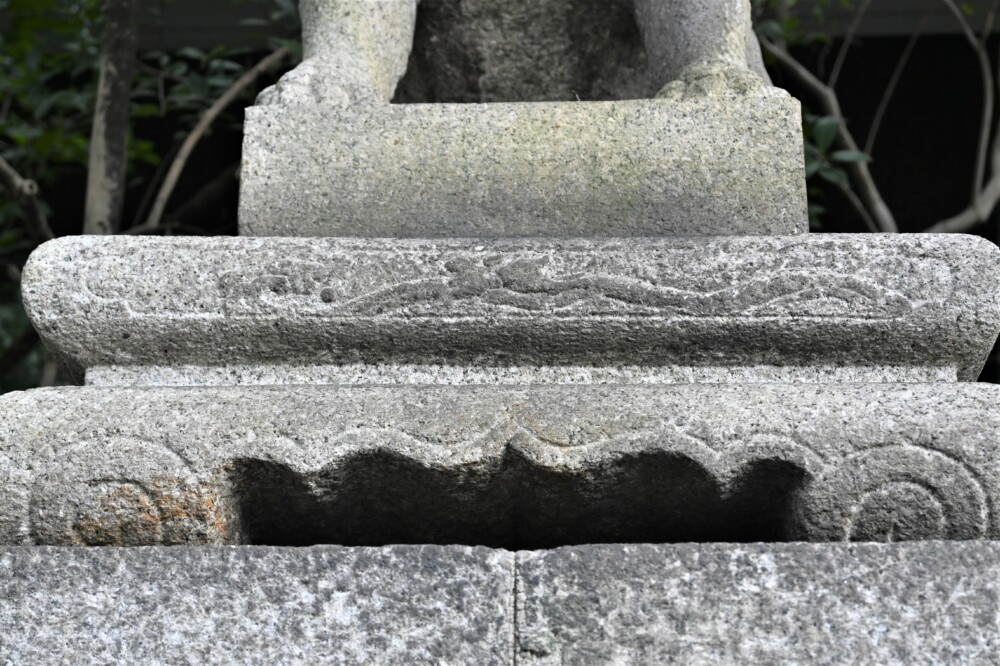 岡崎神社の鳥居前の狛犬　2022年12月31日　撮影：MKタクシー