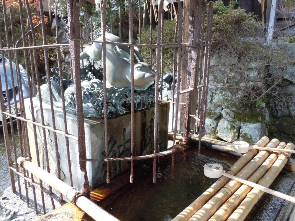 三尾神社の手水のうさぎ　2010年12月19日　撮影：MKタクシー