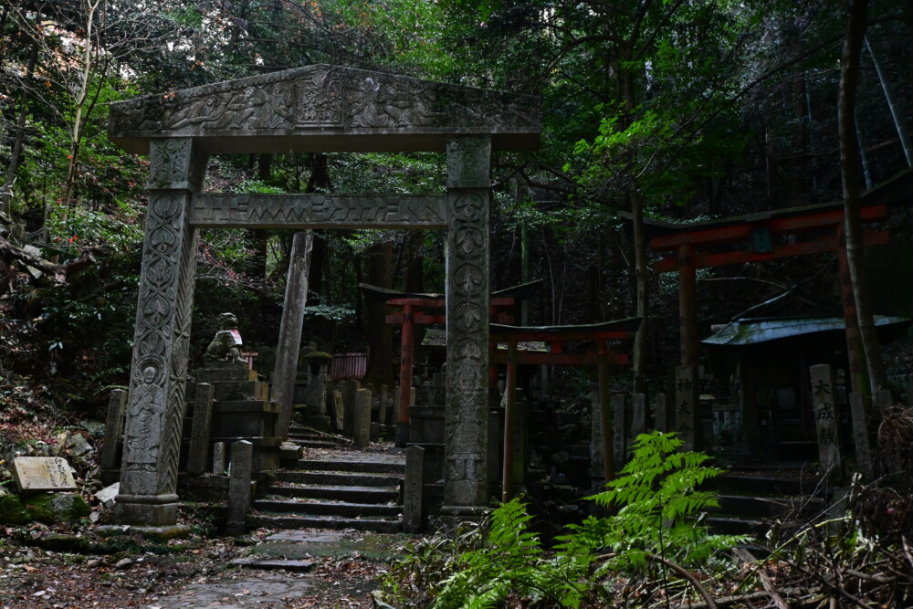 大岩神社の鳥居　2022年12月18日　撮影：MKタクシー