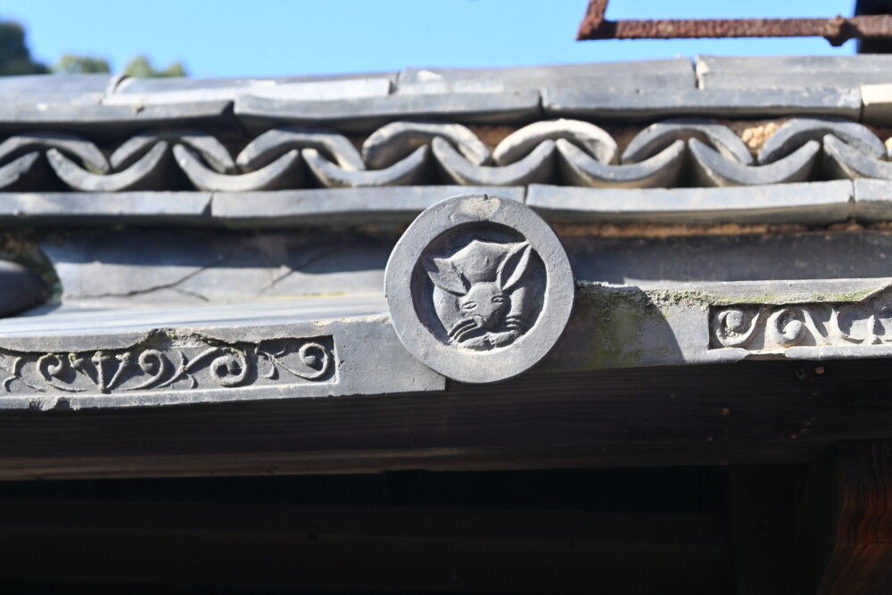 三尾神社の塀瓦のうさぎ　2023年1月8日　撮影：MKタクシー