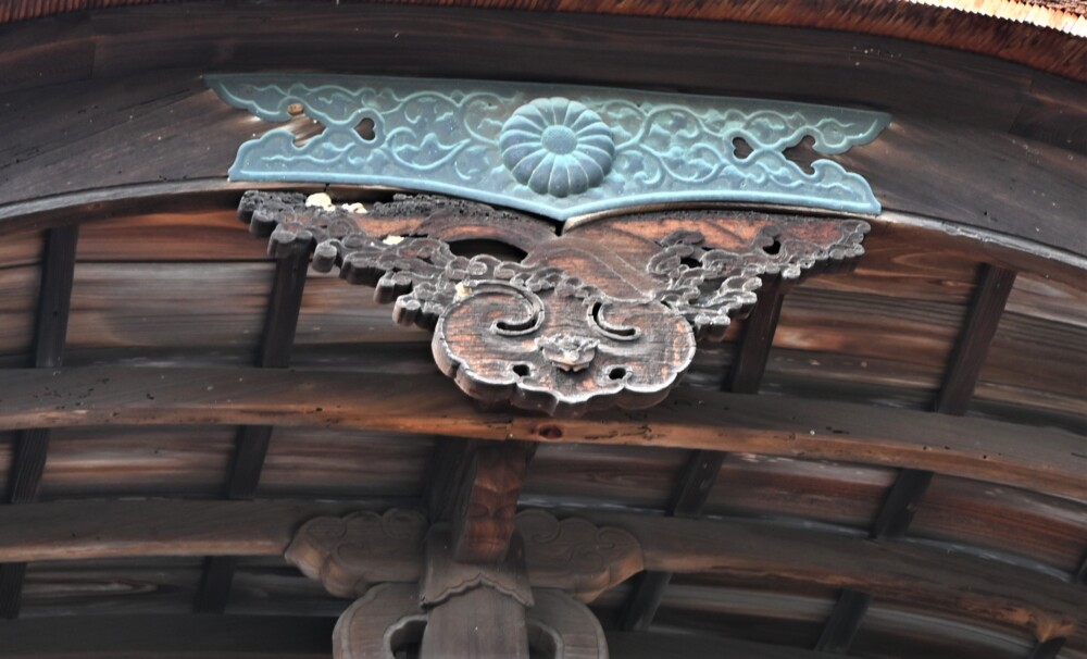 三尾神社の神門　2023年1月8日　撮影：MKタクシー