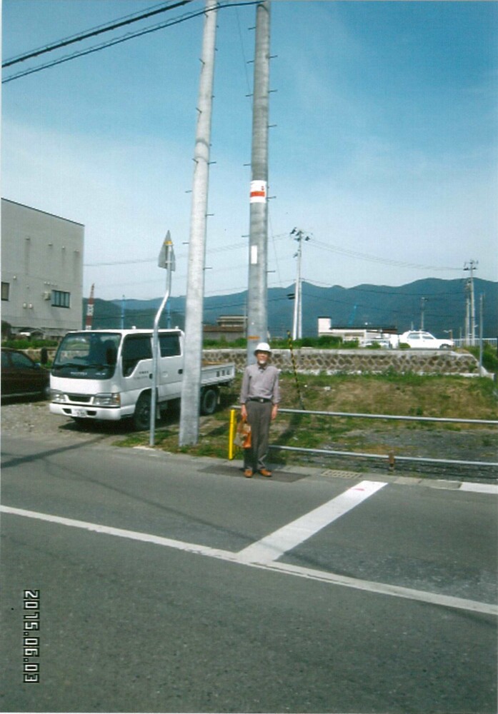 2014年6月、大船渡町で。矢印が津波の高さを示す。