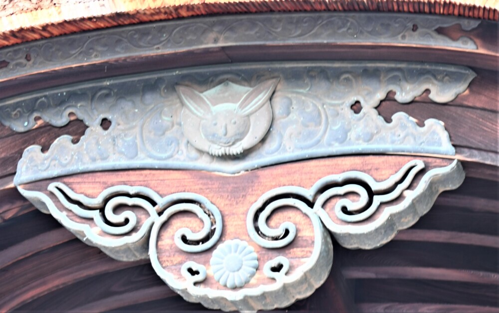 三尾神社の拝殿破風のうさぎ　2023年1月8日　撮影：MKタクシー
