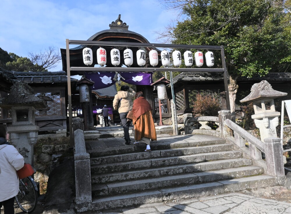 三尾神社の神門　2023年1月8日　撮影：MKタクシー