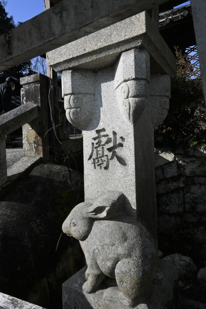 三尾神社の灯籠のうさぎ　2023年1月8日　撮影：MKタクシー
