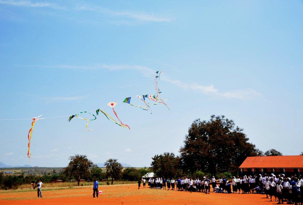 校庭で凧があがりました（撮影：荒井秀俊）