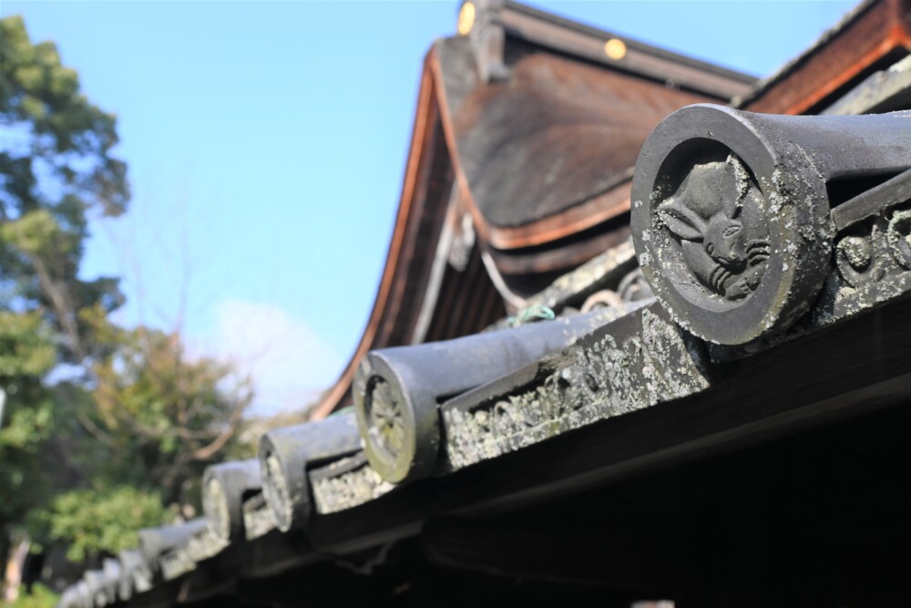三尾神社の塀瓦のうさぎ　2023年1月8日　撮影：MKタクシー