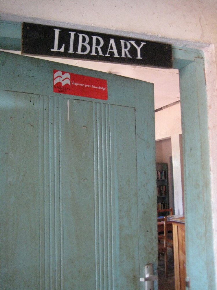 村のコミュニティセンターの中にある図書館の入り口
