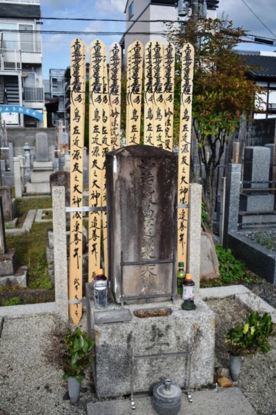 立本寺教法院の島左近の墓　2019年7月7日　撮影：MKタクシー