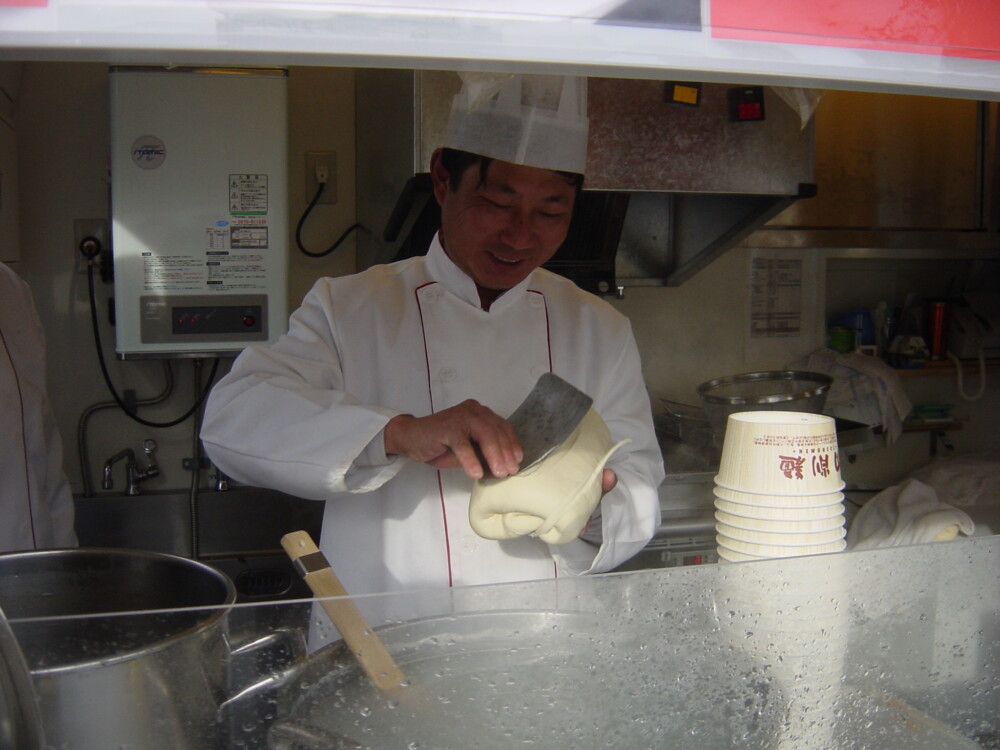おすすめの「刀削麺」。職人技を目の当たりにできる