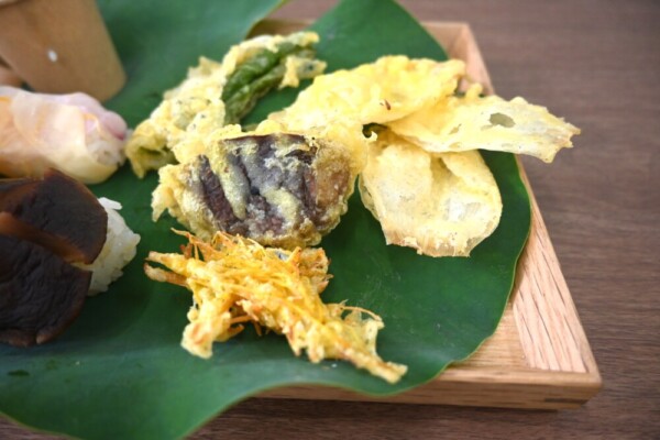 あいのたに蓮まつりの「蓮の花の天ぷら（右上）」と「蓮の花のおしべ（下）」　2025年7月5日　撮影：MKタクシー
