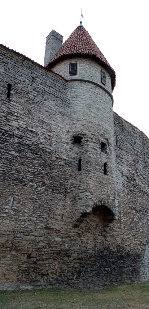 中世から残るタリン市街を守った城壁。タリンは北欧の重要な港湾貿易都市で何度も戦火に見舞われていました。