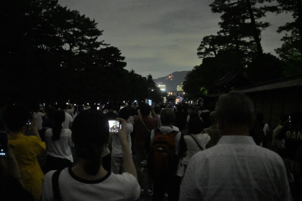 20:01　大文字が点火　2023年8月16日　撮影：MKタクシー