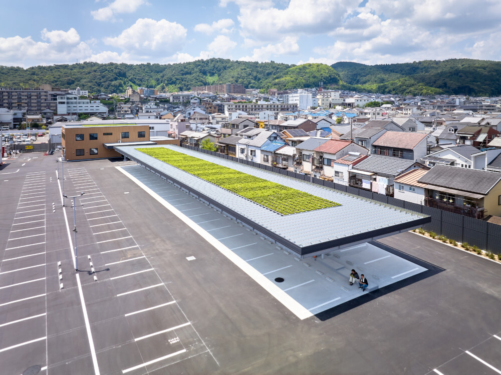 屋上に太陽光発電パネルを設置した営業所と屋上緑化した車庫