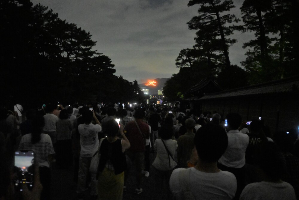 20:03　夜空を明るく照らす大文字　2023年8月16日　撮影：MKタクシー