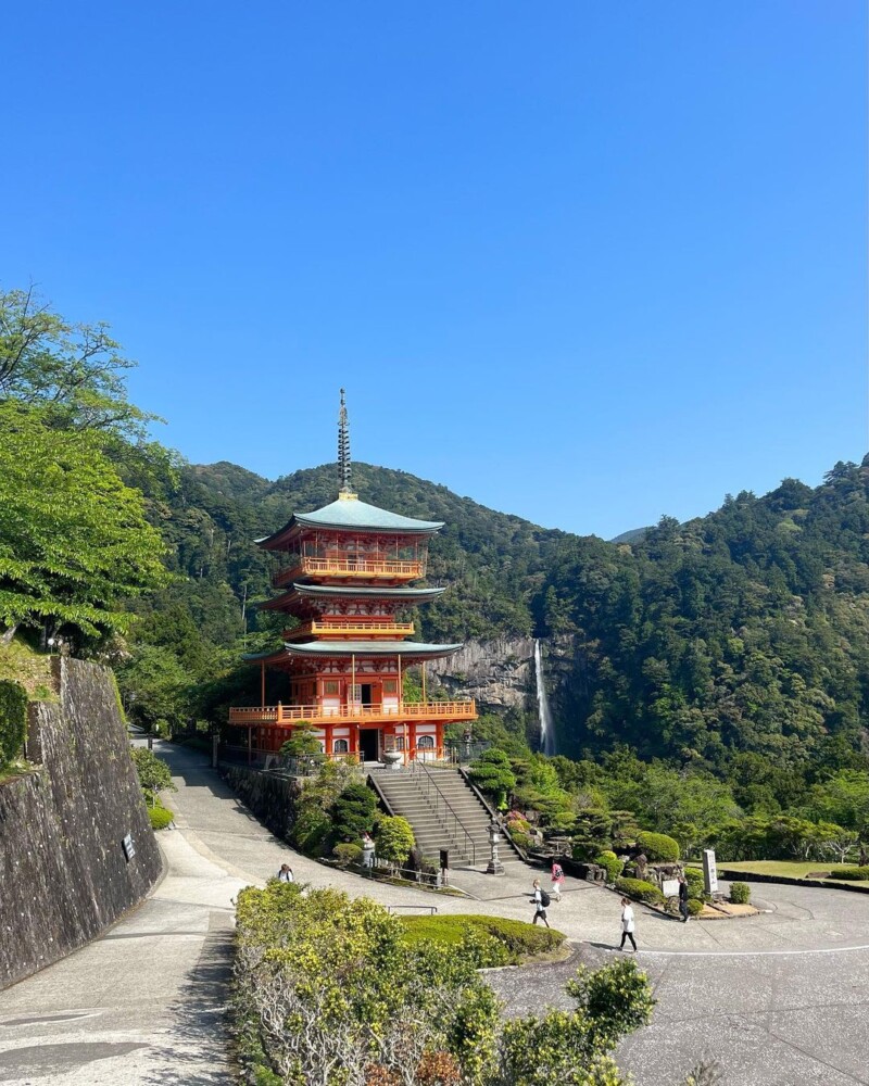 青岸渡寺と那智の滝　2023年4月23日　撮影：MKタクシー