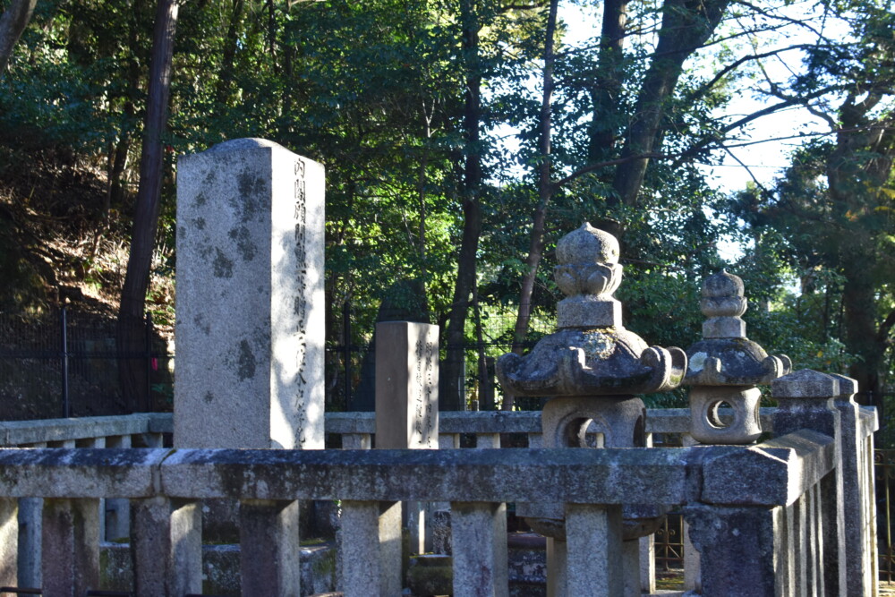 霊山護国神社の常緑樹に覆われた木戸孝允の墓　2023年11月25日　撮影：MKタクシー