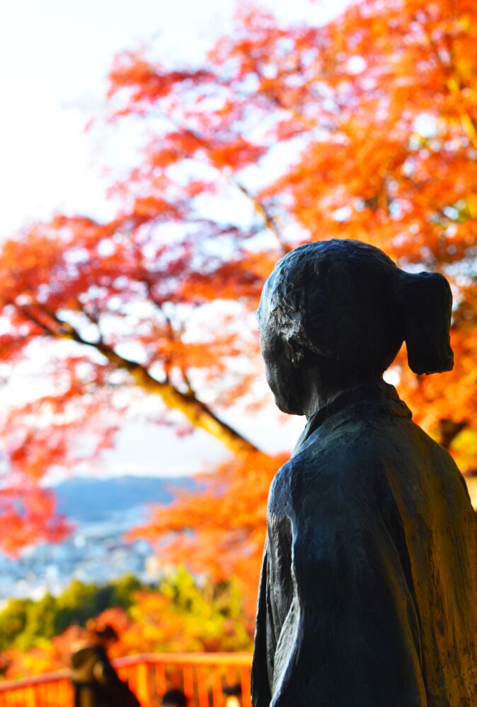 霊山護国神社の坂本龍馬像と紅葉　2023年11月25日　撮影：MKタクシー