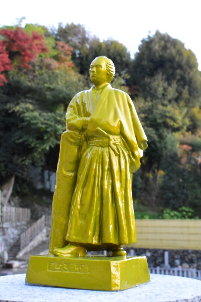 新たに奉納された黄金の坂本龍馬像　2023年11月25日　撮影：MKタクシー