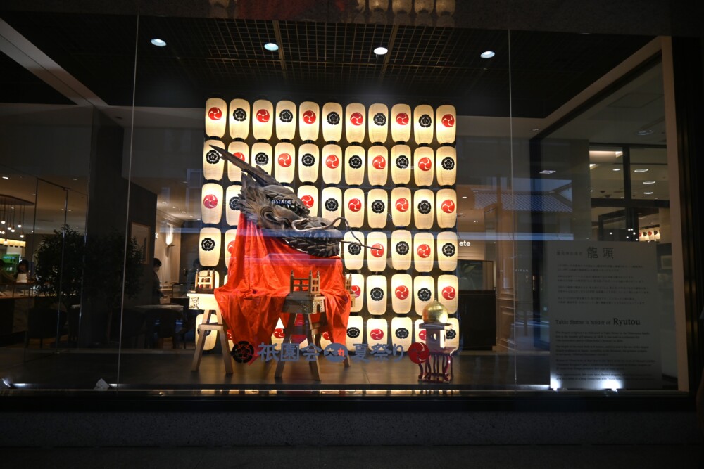 大丸京都店に展示されていた瀧尾神社の龍頭　2023年7月17日　撮影：MKタクシー