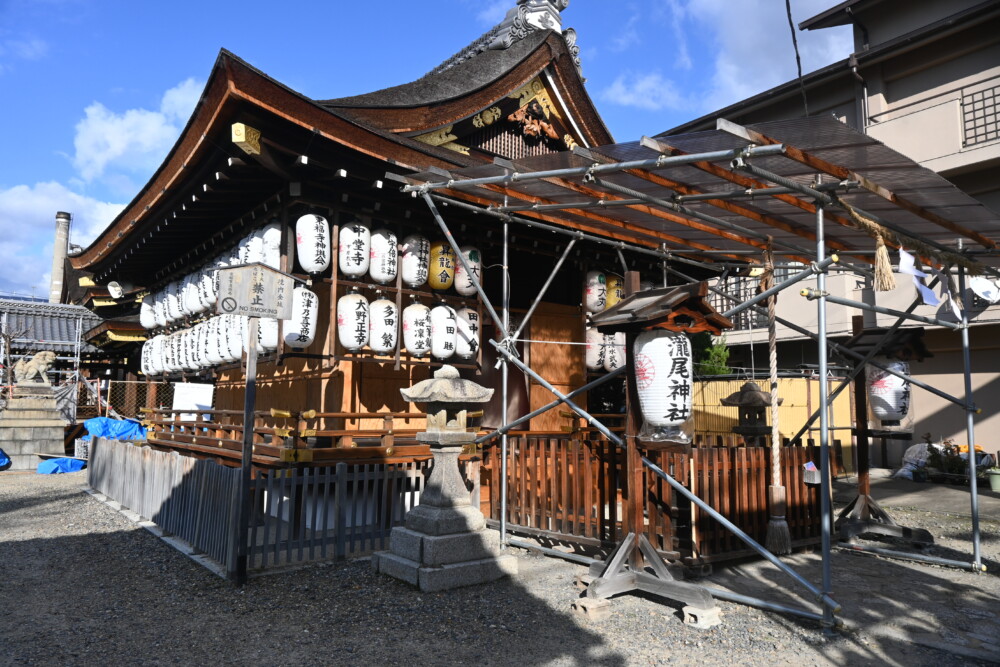 修復工事中は本殿となった瀧尾神社拝殿　2022年12月30日　撮影：MKタクシー