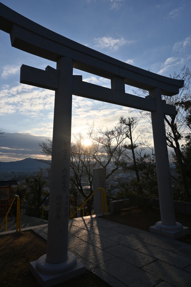 建勲神社の鳥居越しの太陽　7:51　2023年1月1日　撮影：MKタクシー