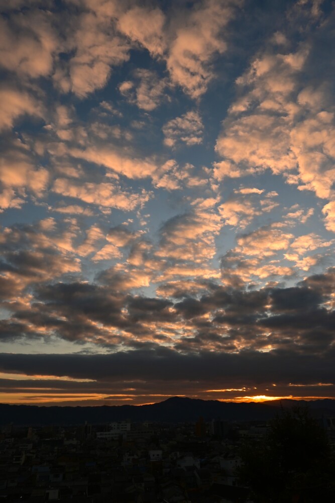 いったん雲に消えた太陽　7:26　2023年1月1日　撮影：MKタクシー