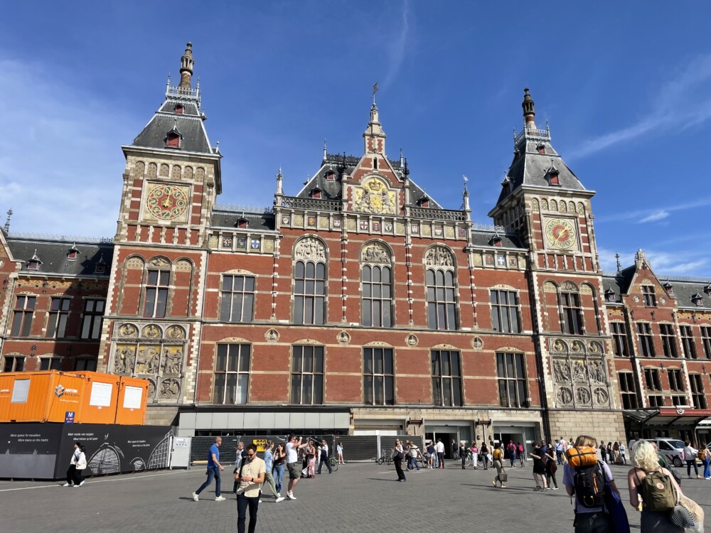 オランダのアムステルダムには東京駅のモチーフと言われる駅がある