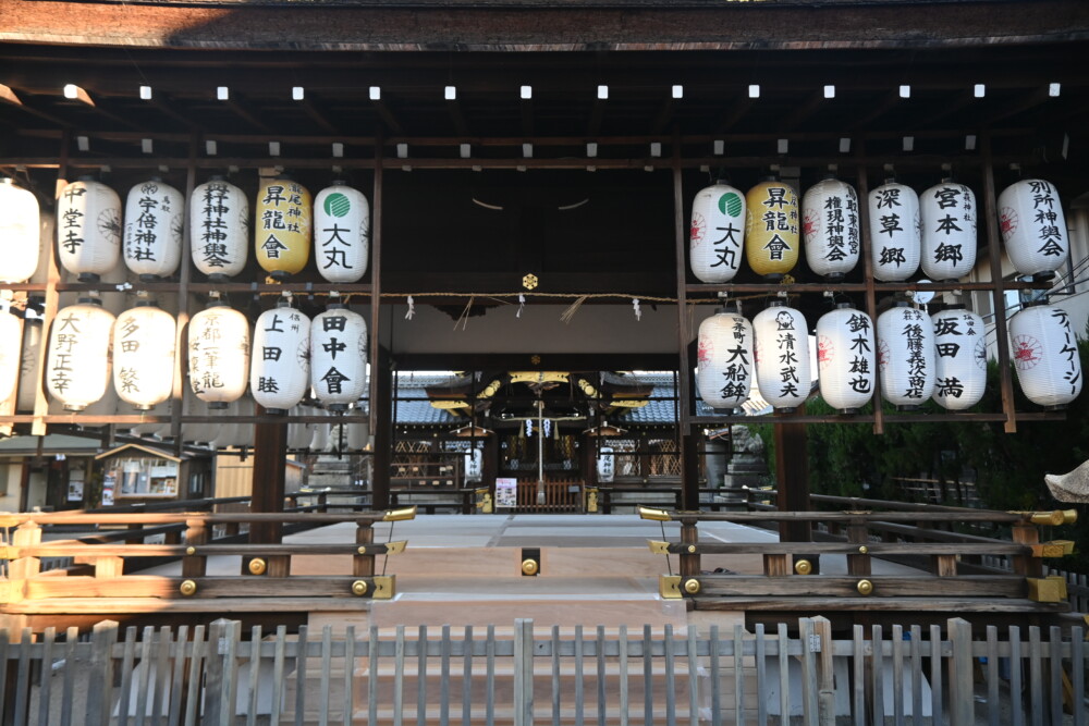 大丸の提灯がかかる瀧尾神社の拝所　2023年12月22日　撮影：MKタクシー