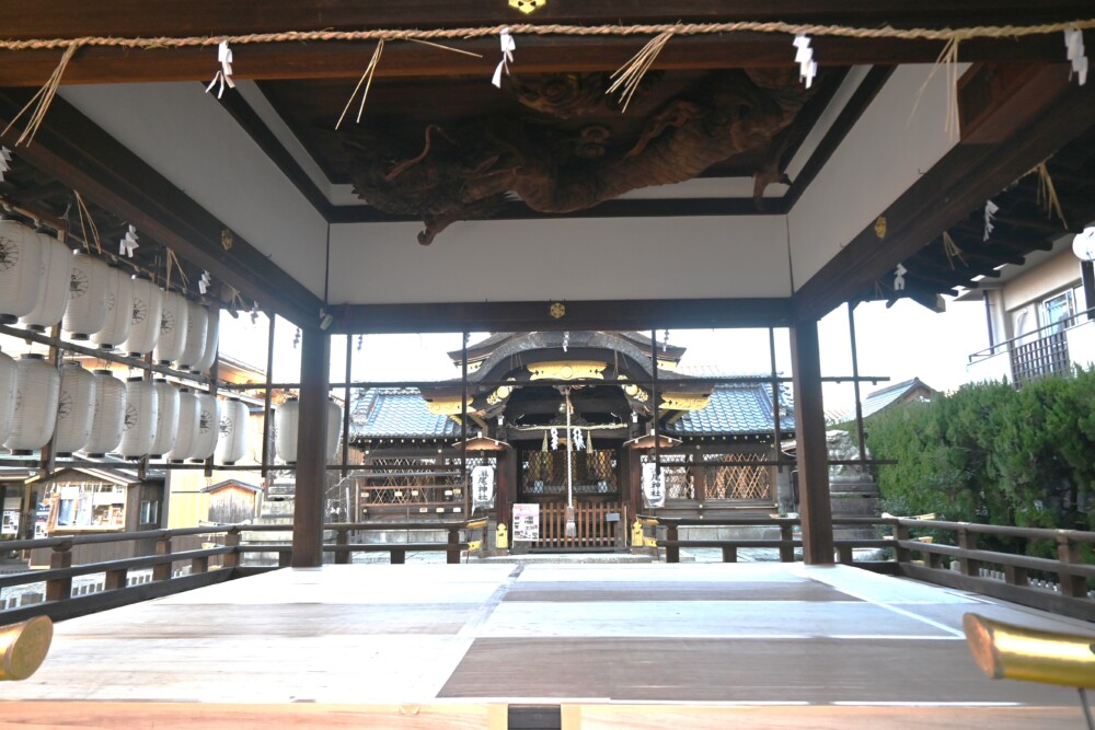 龍の像が鎮座する瀧尾神社の拝所　2023年12月22日　撮影：MKタクシー