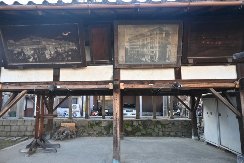 大丸の店舗が掲げられてた瀧尾神社の絵馬舎　2023年12月22日　撮影：MKタクシー