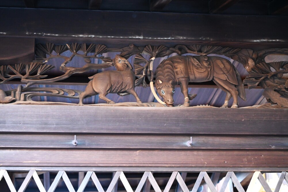 瀧尾神社透塀の馬と羊　2023年12月22日　撮影：MKタクシー