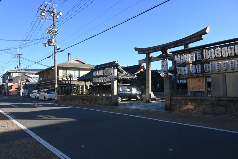 伏見街道と瀧尾神社　2023年12月22日　撮影：MKタクシー