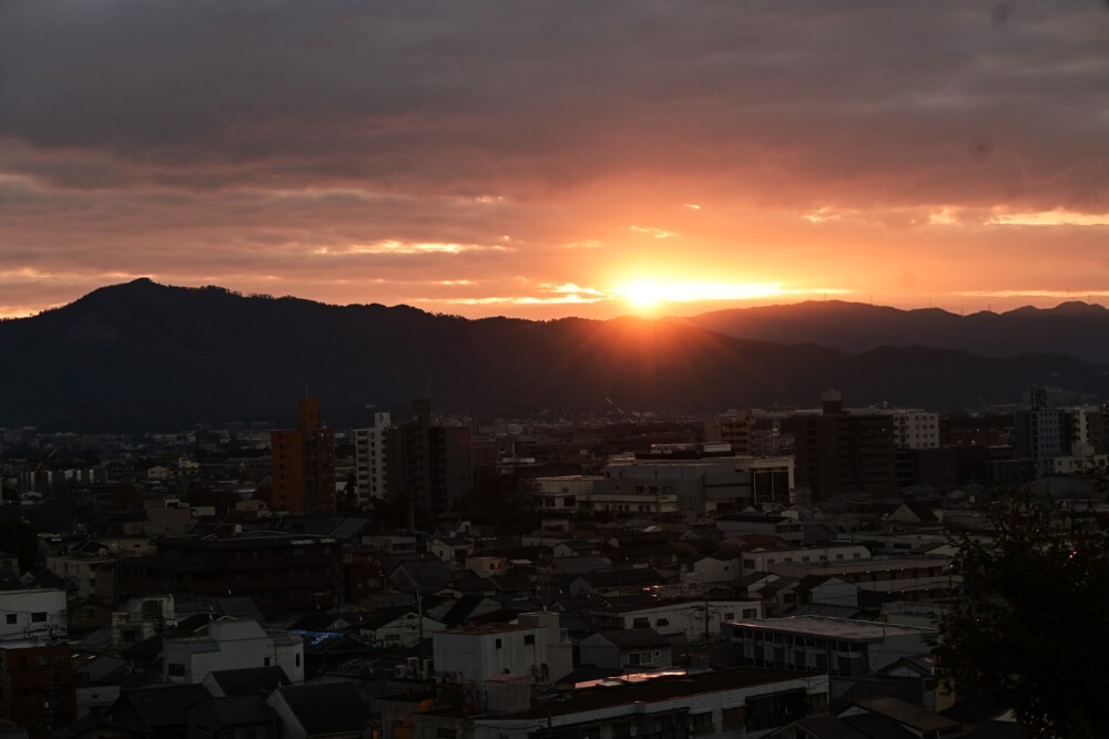 京都の街を照らす初日の出　7:21　2023年1月1日　撮影：MKタクシー