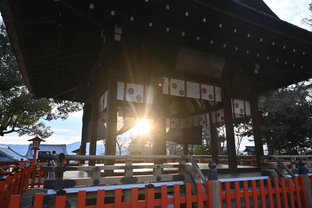 建勲神社の拝殿越しの太陽　7:49　2023年1月1日　撮影：MKタクシー